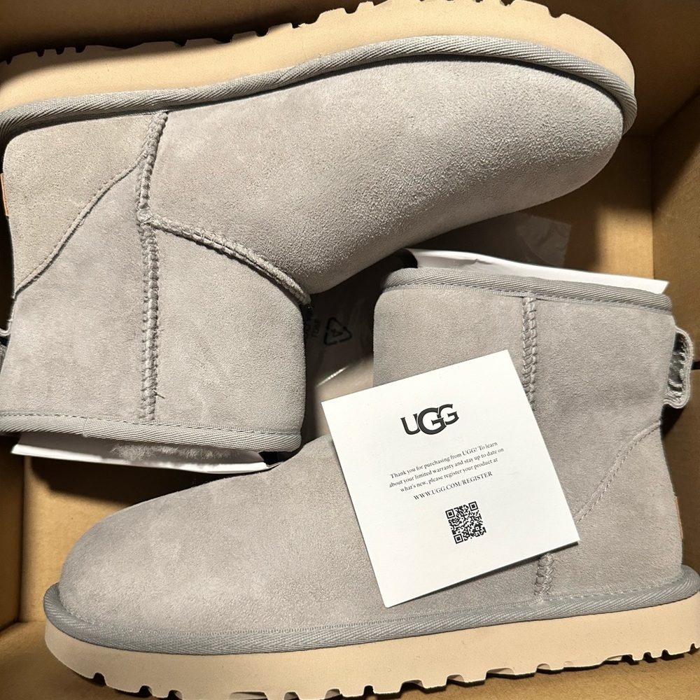 Ugg Classic Mini ll- Size 8 (W) **Brand New Never Worn**